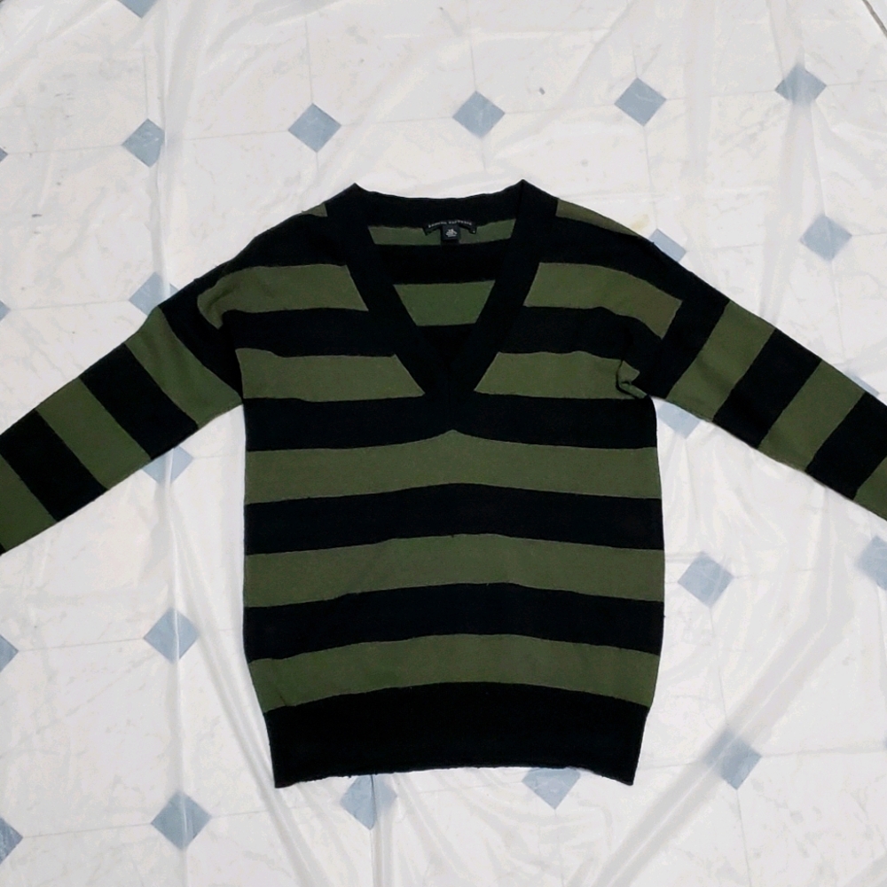 Banana Republic V-neck sweater black&green